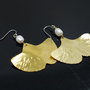 Cercei din alama frunze ginkgo biloba si perle de cultura, cercei lungi, cercei statement, cercei handmade