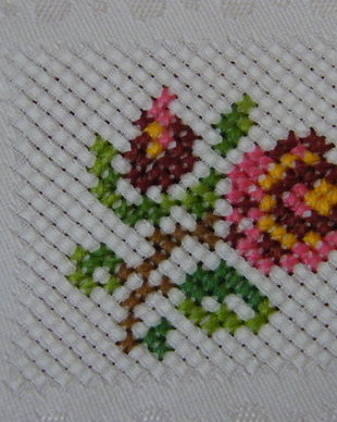 Traversa damasc cu broderie si dantela