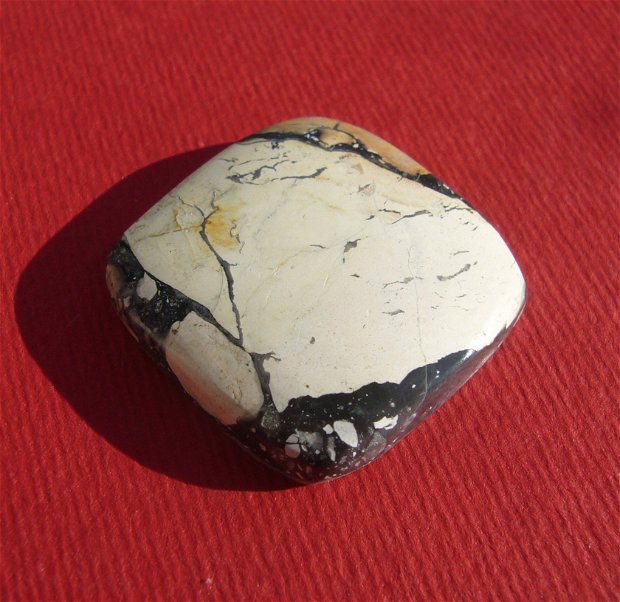 Cabochon din maligano jasper (INDIA - lucrat manual) aprox 26.5x27.5x6.5 mm