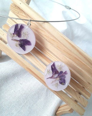 Set pandantiv si inel statement din rasina cu flori naturale violet inserate