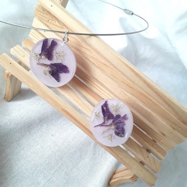 Set pandantiv si inel statement din rasina cu flori naturale violet inserate