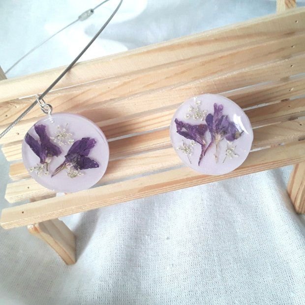 Set pandantiv si inel statement din rasina cu flori naturale violet inserate