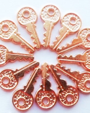 Charm metalic cheie rose