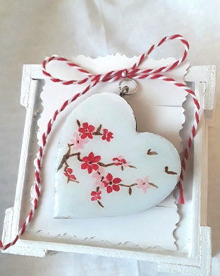 Martisor practic - pandantiv statement in forma de  inima pictat cu flori de cires