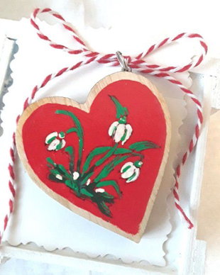 Martisor pandantiv statement in forma de inima pictat cu ghiocei
