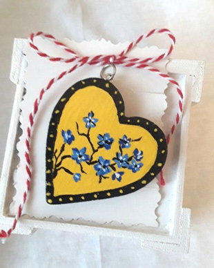 Martisor pandantiv statement galben pictat cu flori