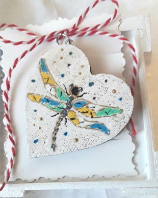 Martisor pandantiv inimioara cu libelula pictata