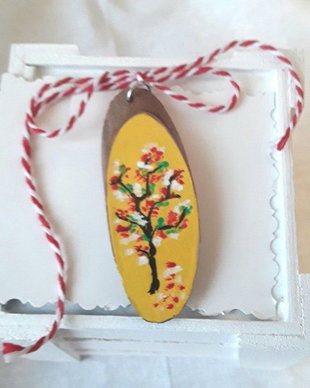 Martisor pandantiv pictat cu peisaj  primavaratic