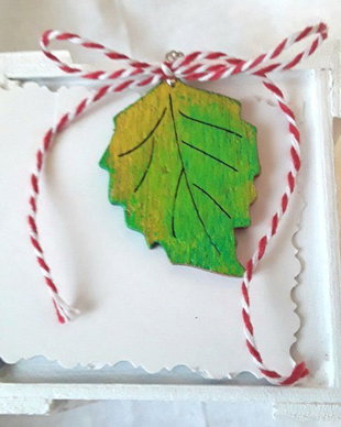 Martisor pandantiv frunza pictata pe ambele parti