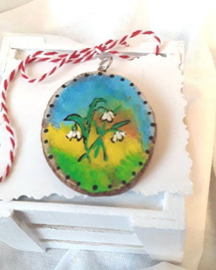 Martisor pandantiv statement pictat cu peisaj de primavara