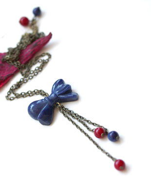 Colier cu fundita de lapis lazuli si coral