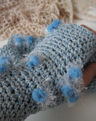 Mansete crosetate bleu cu pom-pom