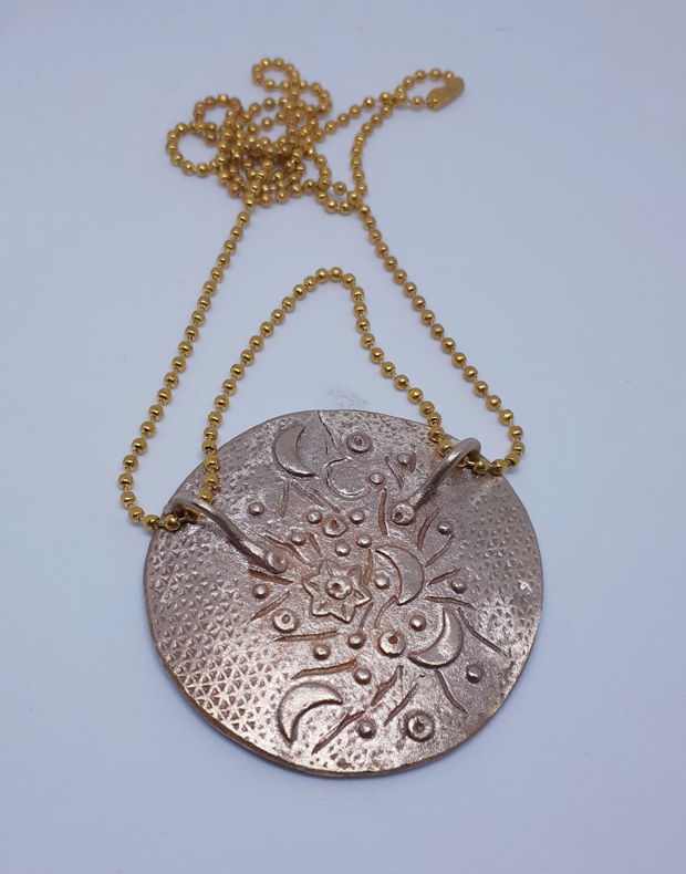 Pandantiv de autor, reversibil, din bronz, cu o mandala horoscop pe o parte si peisaj cosmic pe cealalta