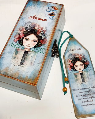 Set confectionat din lemn, format din penar si semn de carte, personalizat