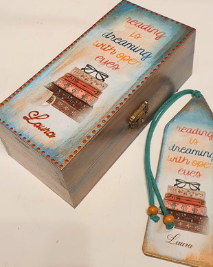 Set confectionat din lemn, format din penar si semn de carte, personalizat