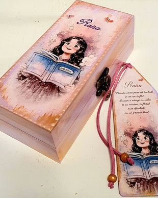 Set confectionat din lemn, format din penar si semn de carte, personalizat