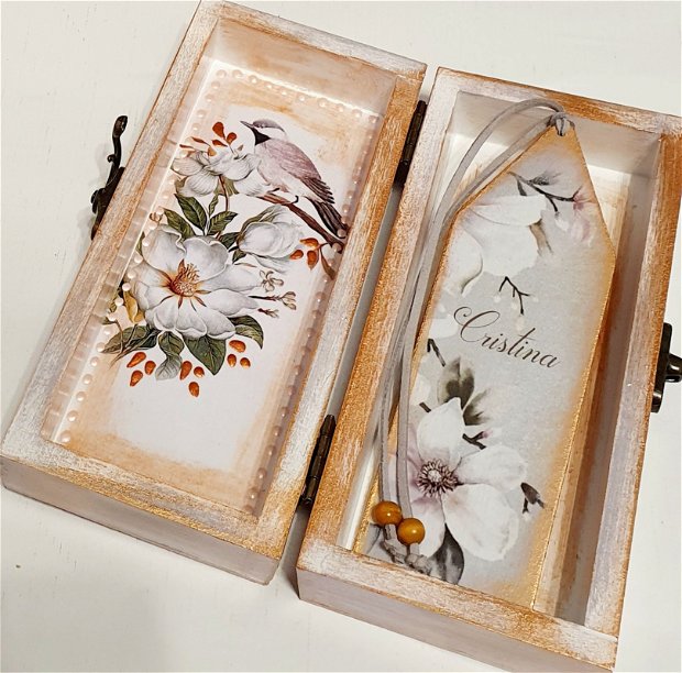 Set confectionat din lemn, format din penar si semn de carte, personalizat, tema Magnolii
