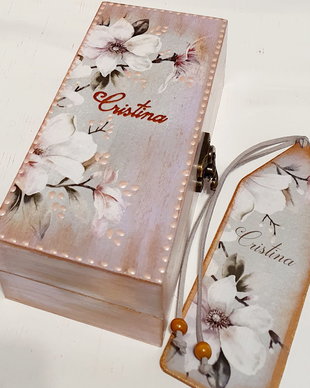 Set confectionat din lemn, format din penar si semn de carte, personalizat, tema Magnolii