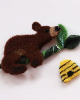Brosa/ornament ` Ce buna e mierea!`