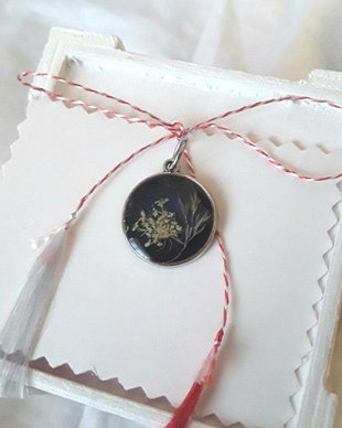 Martisor pandantiv albastru cu flori de camp albe
