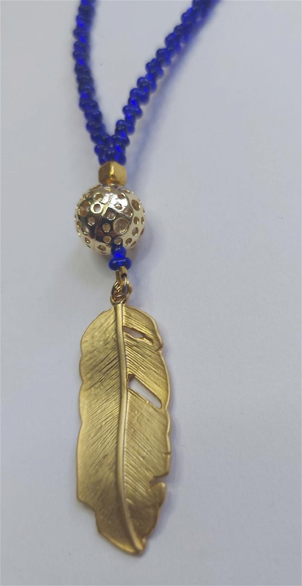 Colier lung albastru cerneala cu accesorii aurii