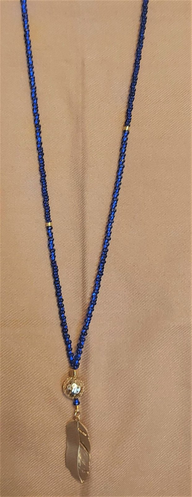 Colier lung albastru cerneala cu accesorii aurii