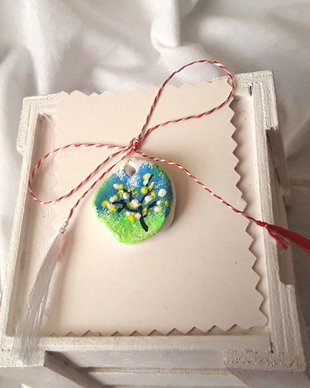 Martisor pandantiv pictat cu peisaj de primavara