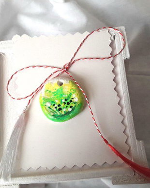 Martisor pictat cu peisaj de primavara