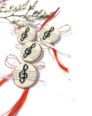 Brosa , martisor cu broderie manuala - cheia sol pe portativ