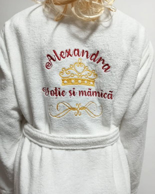 Halat de baie personalizat prin broderie, cadoul perfect