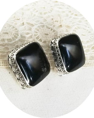 cercei clips patrat cu piatra neagra