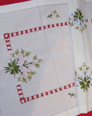 Traversa cu broderie si ajur