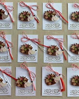 Martisor arici, insigna lemn