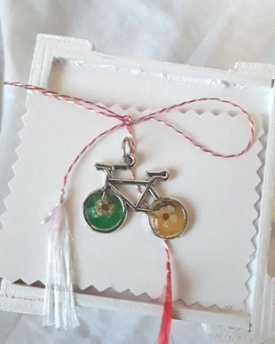 Martisor pandantiv bicicleta cu flori naturale inserate