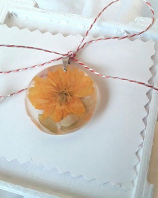Martisor pandantiv cu floare naturala galbena