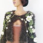 vandut - Capa/ Pelerina/ Poncho scurt crosetat, pufos,, accesorizat cu floricele impaslite