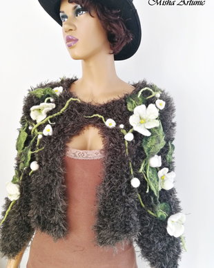 vandut - Capa/ Pelerina/ Poncho scurt crosetat, pufos,, accesorizat cu floricele impaslite