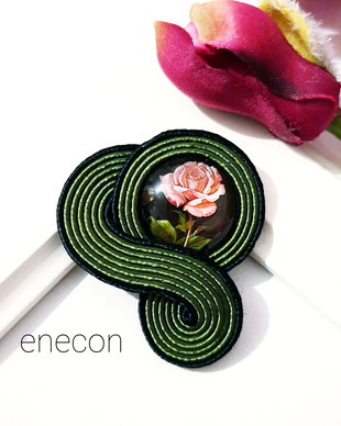Brosa-mărțișor soutache,  Brosa verde cu trandafir