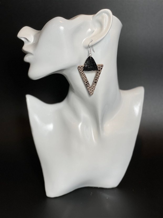 Cercei handmade din piele naturala si Argint 925 Angy model modern triunghi