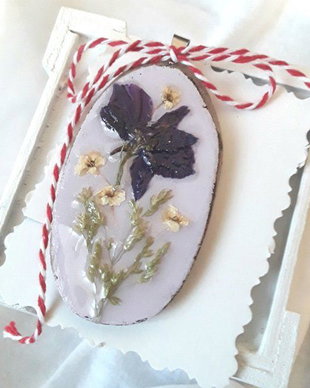 Martisor pandantiv cu flori naturale mov