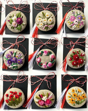 Martisor brosa brodat manual