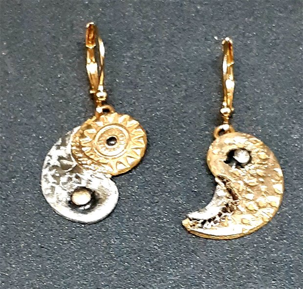 Cercei unicat, atarnatori, din bronz auriu si alb, model yin yang, cu tema cosmica,pictati cu rasina neagra