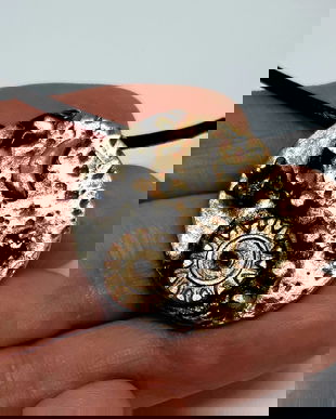 Pandantiv unicat, din bronz alb si auriu, model yin yang, cu tema cosmica, pictat cu rasina neagra
