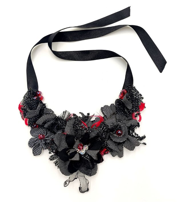 Colier negru-rosu, flori textile, 2568