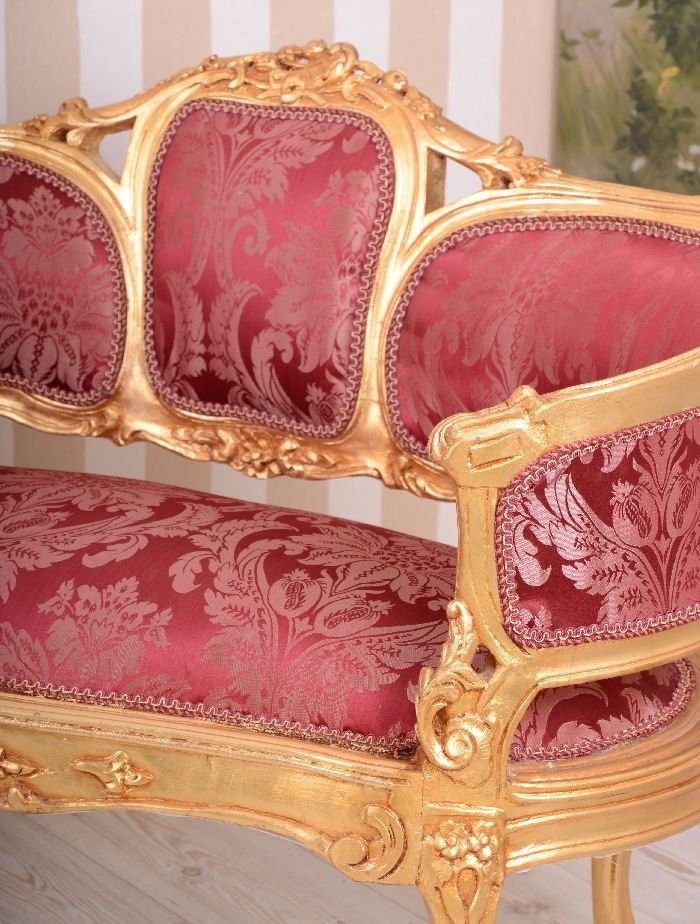 Sofa din lemn masiv auriu cu tapiterie rosie