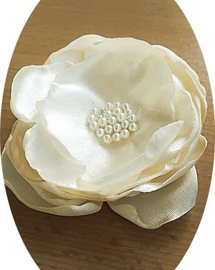 brosa floare crem satinata cu perle
