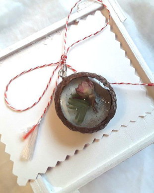 Martisor pandantiv ghinda cu trandafir natural roz inserat