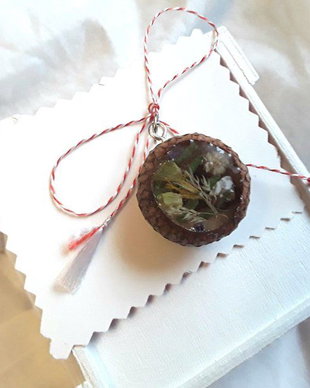 Martisor pandantiv ghinda cu flori de camp inserate