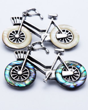 Brosa/Pandantiv BICICLETA din sidef alb sau scoica Abalone(Paua)