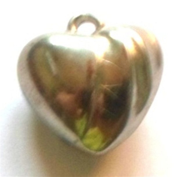 Charm metalic inima grasuta cu 3 linii argintiu